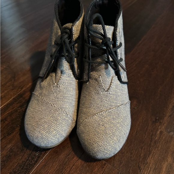 Toms 1.5” wedge shoes. - Picture 2 of 6